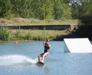  hacer giros en una tabla de wakeboard 